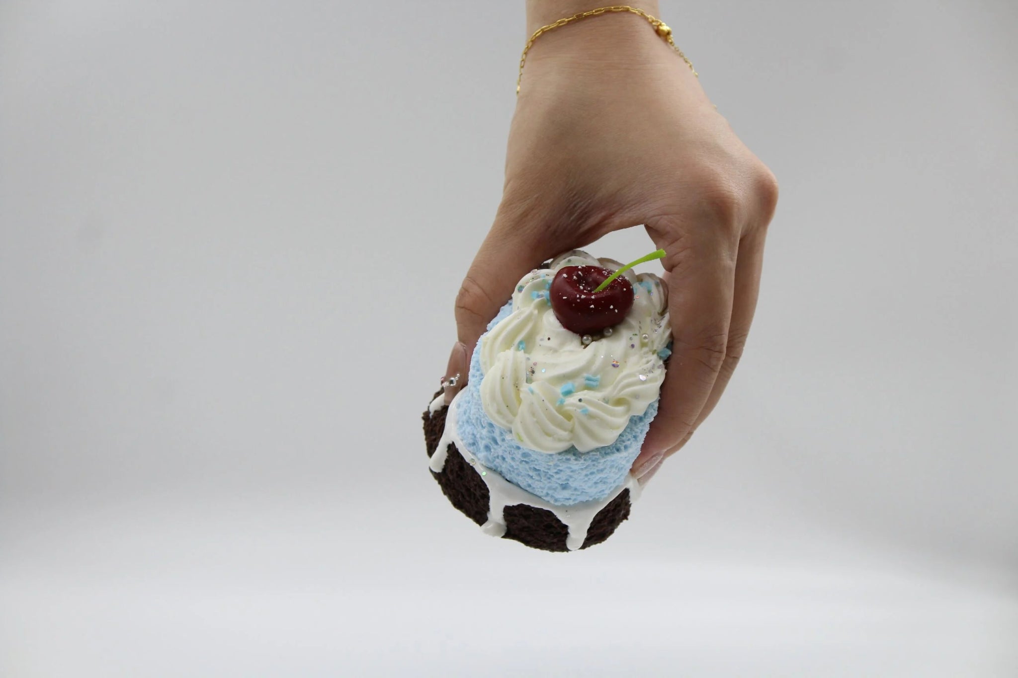 Sea Salt Cherry Cake - squishy - Yumi Squishy