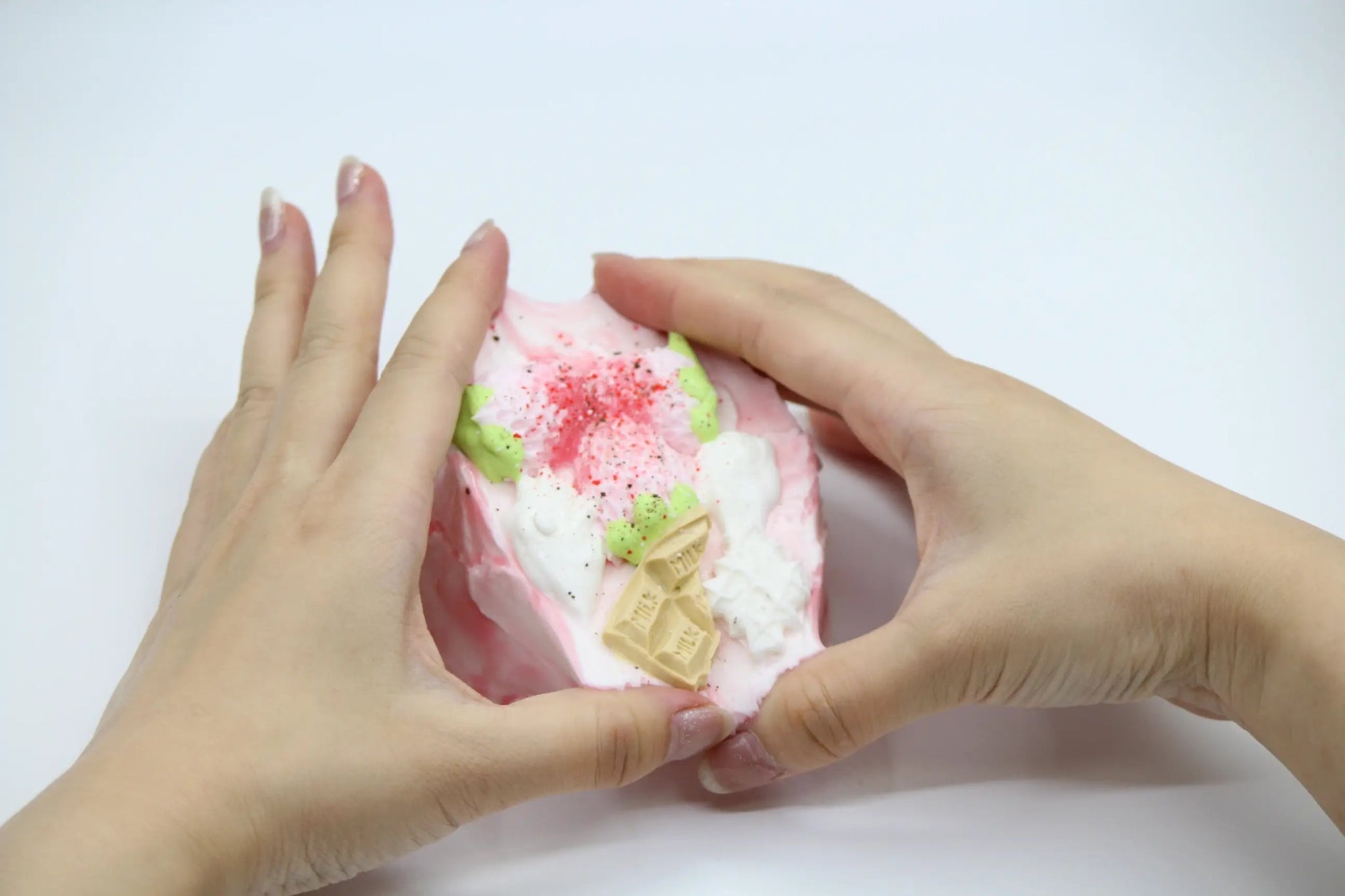 Soft Berry Frost Cake - squishy - Yumi Squishy