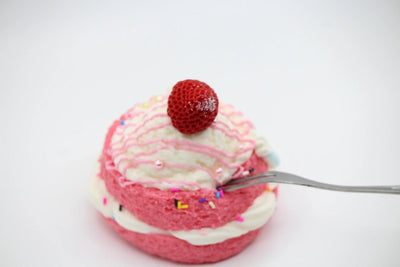 Strawberry Cream Layer Cake - squishy - Yumi Squishy