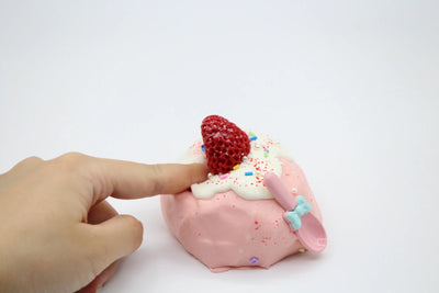 Strawberry Pie Cake - Yumi Squishy
