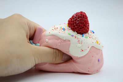 Strawberry Pie Cake - Yumi Squishy